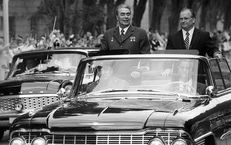 Leonid Brežněv (vlevo) ve své limuzíně.