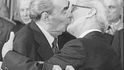 Takto líbal v říjnu 1979 Leonid Brežněv kolegu z NDR Ericha Honeckera.