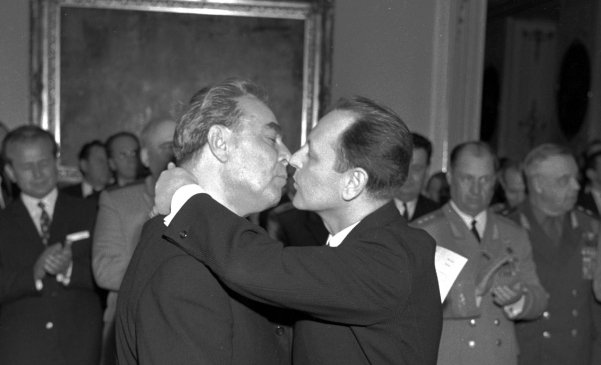 Vřelé vítání: Leonid Brežněv a Milouš Jakeš