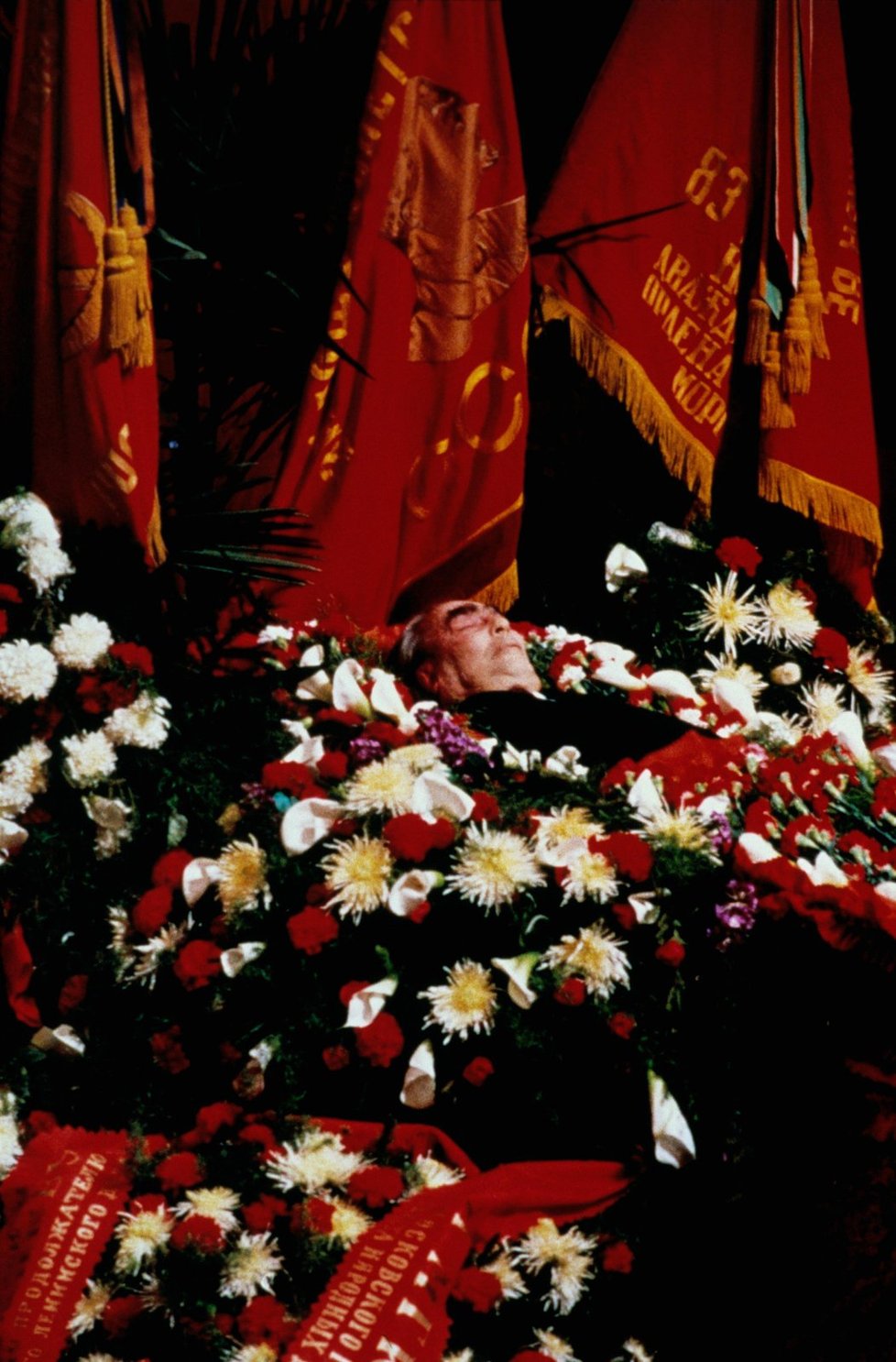 Brežněvovo tělo bylo vystaveno v Sloupové síni Paláce odborů.