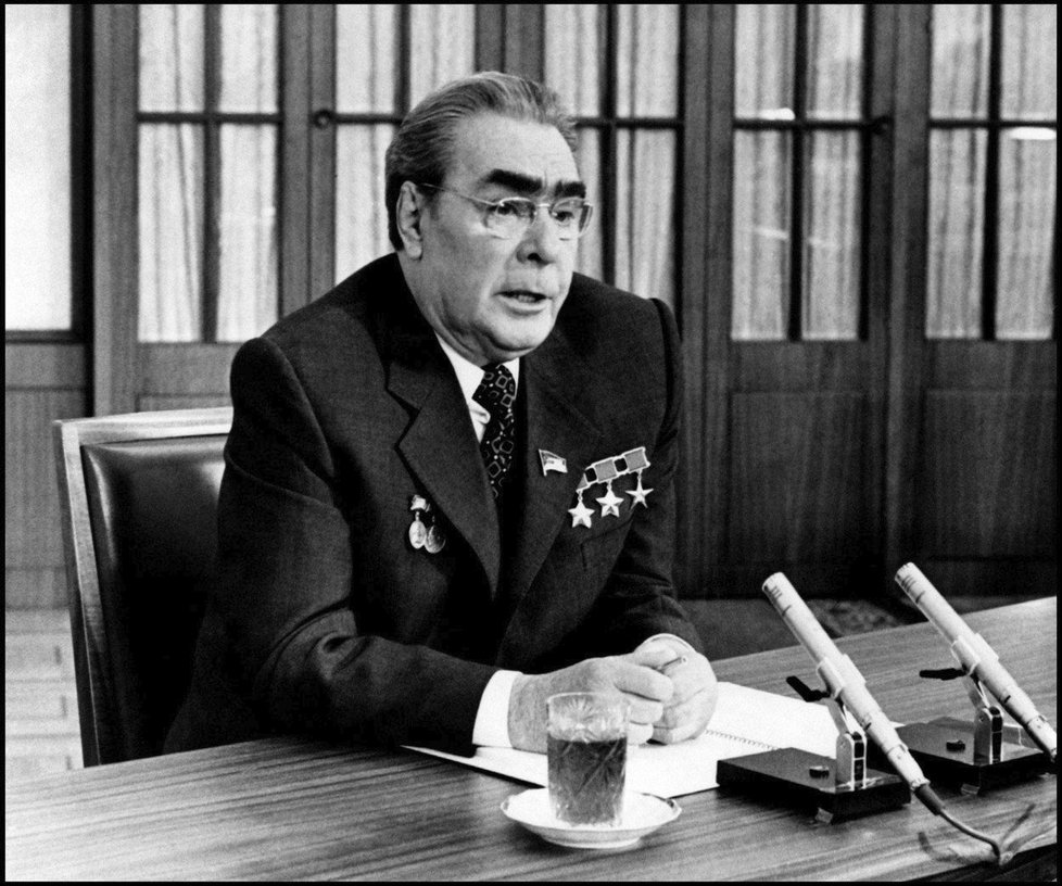 Sovětští vůdci se běžným občanům zdáli všemocní a žijící v luxusu. Nejpověstnější byl v tomto směru Leonid Brežněv.