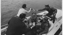 Popíjení na lodi s kubánským vůdce Fidelem Castrem.