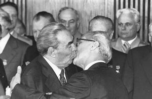 Leonid Brežněv byl svými vášnivými polibky, kterými častoval soudruhy, proslulý