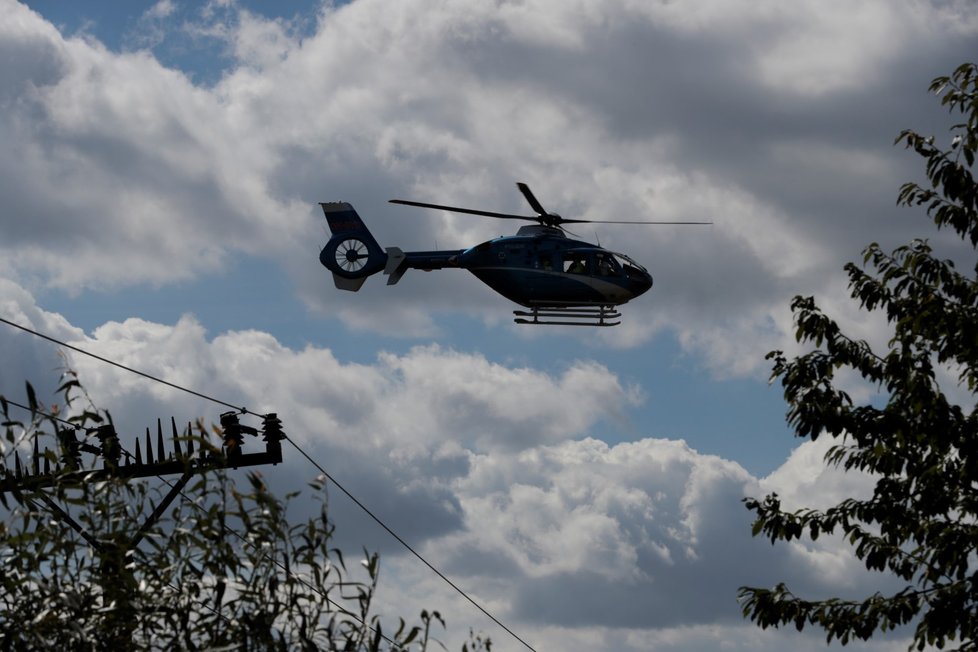 Vrtulník u statku v obci Březová-Oleško