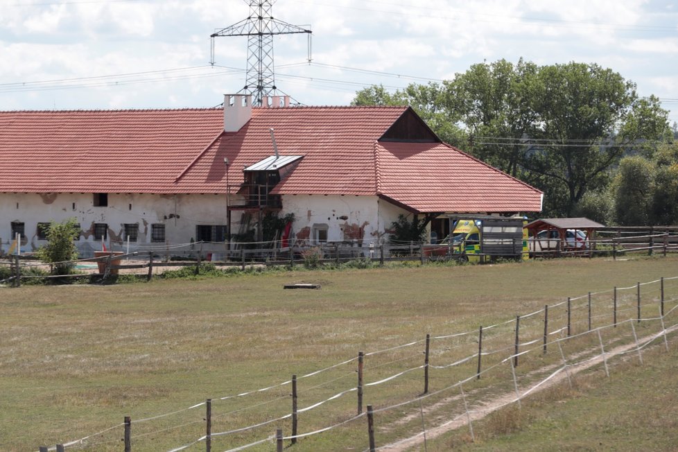 Vrtulník u statku v obci Březová-Oleško