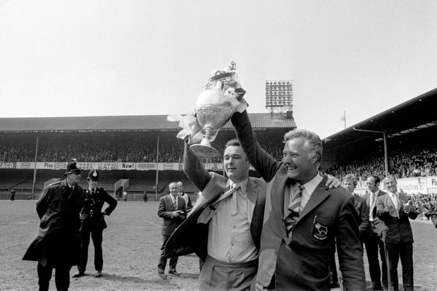 Manažer Derby County Brian Clough (vlevo) drží se svým asistentem mistrovskou trofej Manažer Derby County Brian Clough (vlevo) drží se svým asistentem mistrovskou trofej