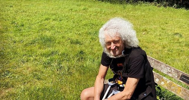 Kytarista The Queen Brian May prodělal infarkt.