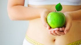 Mezi superpotraviny patří i jablka. Ačkoliv obsahují cukr, jsou plná antioxidantů, které pomáhají při spalování břišního tuku.