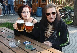 Aleš Brichta s manželkou pili pivo.