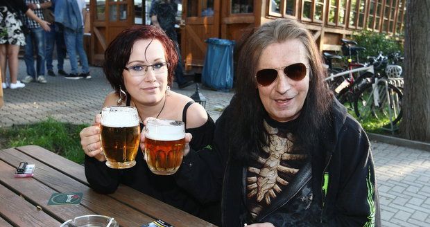 Aleš Brichta s manželkou pili pivo.