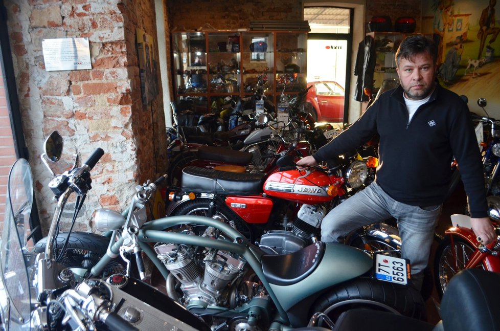 Pavel Brída ví o motorkách všechno. Prodal jich desítky tisíc, ale brzy bude prodávat jen youngtimery a elektromotorky.