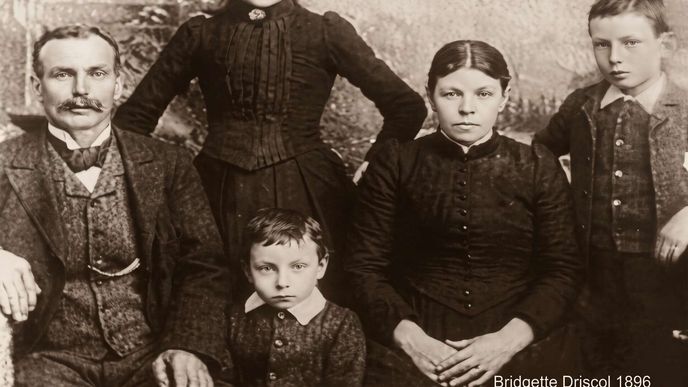 Bridget Driscollová (druhá zprava) se stala první chodkyní, která zahynula při střetu s automobilem Bridget Driscollová (druhá zprava) se stala první chodkyní, která zahynula při střetu s automobilem