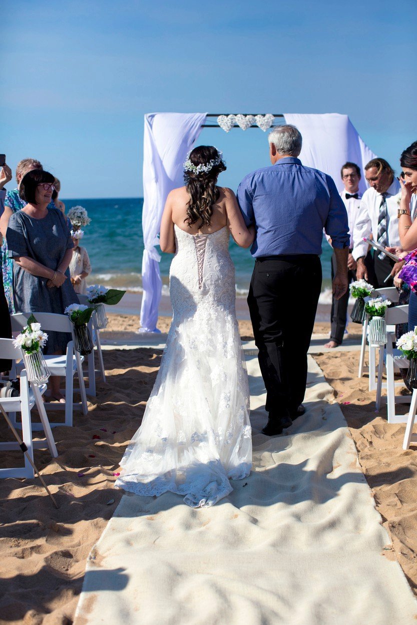 Svatbu měla na pobřeží.