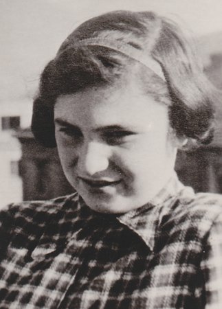 Dvanáctiletá Gita ještě před transportem do Terezína (1941)