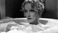 Marlene Dietrich ve film Rytíř bez zbraně neváhala odložit veškeré svršky pro svou scénu ve vaně.