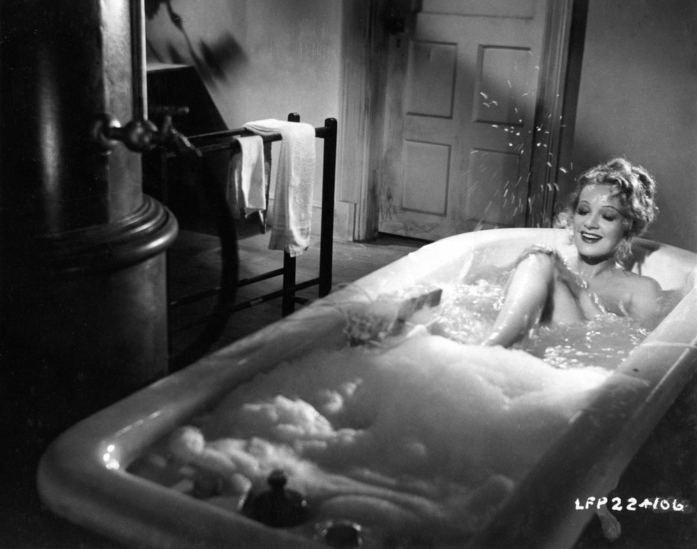 Marlene Dietrich ve film Rytíř bez zbraně neváhala odložit veškeré svršky pro svou scénu ve vaně.