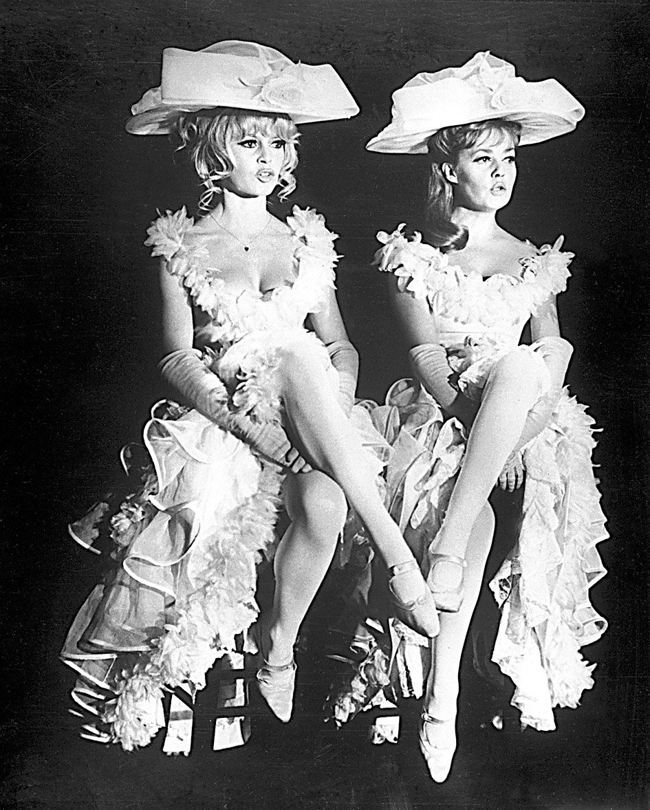 Brigitte Bardotová (vlevo) a Jeanne Moreau 22. prosince 1965.