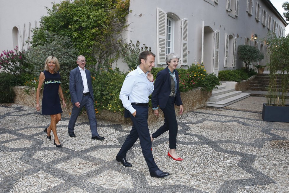 Macronovi během své dovolené pohostili britskou premiérku Theresu Mayovou a jejího manžela.