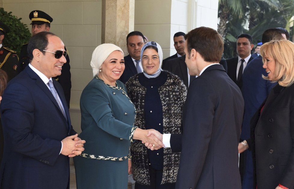 Macronová si na setkání s prezidentem Sísím a jeho manželkou oblékla červené minišaty a černé lodičky.