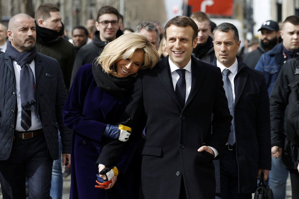 Francouzský prezident Emmanuel Macron s manželkou Brigitte při procházce po Paříži, zastavili se i v kavárně, (09.03.2020).