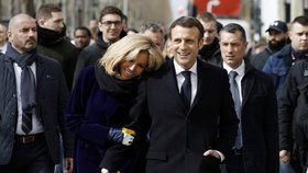 Francouzský prezident Emmanuel Macron s manželkou Brigitte při procházce po Paříži, zastavili se i v kavárně, (9.03.2020).