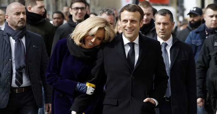 Francouzský prezident Emmanuel Macron s manželkou Brigitte při procházce po Paříži, zastavili se i v kavárně, (9.03.2020).