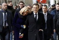 Macronovi vyšli do ulic Paříže: Jasná zpráva v koronavirové krizi. Pár si udržoval odstup