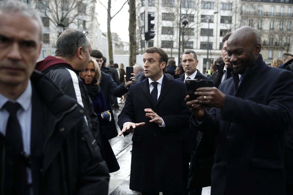 Francouzský prezident Emmanuel Macron s manželkou Brigitte při procházce po Paříži, zastavili se i v kavárně, (09.03.2020).