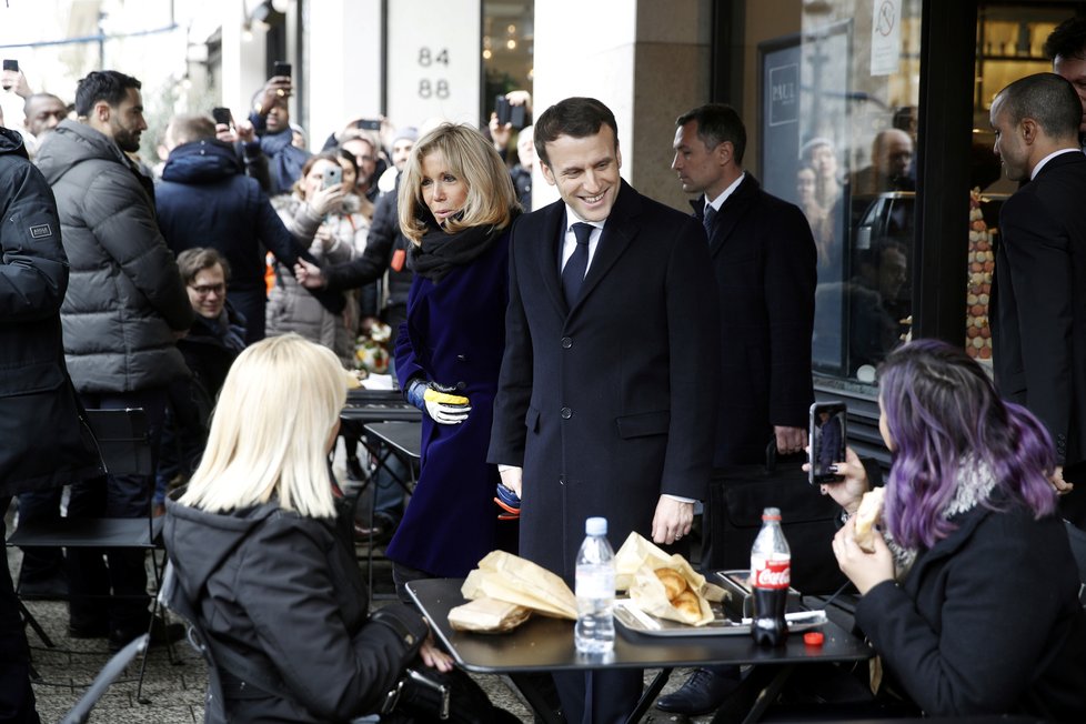 Francouzský prezident Emmanuel Macron s manželkou Brigitte při procházce po Paříži, zastavili se i v kavárně, (09.03.2020).