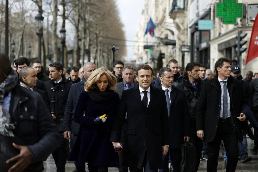 Francouzský prezident Emmanuel Macron s manželkou Brigitte při procházce po Paříži, zastavili se i v kavárně, (9. 3. 2020).