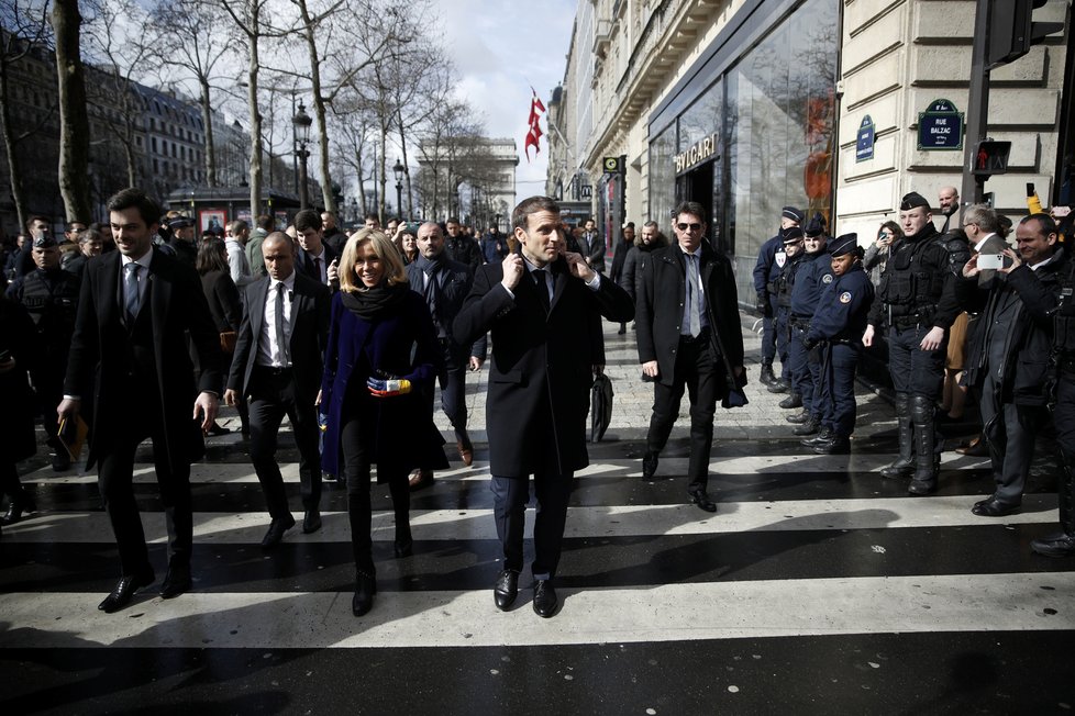 Francouzský prezident Emmanuel Macron s manželkou Brigitte při procházce po Paříži, zastavili se i v kavárně, (09.03.2020).