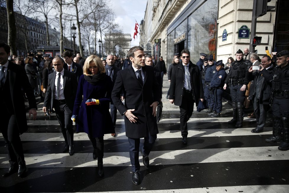 Francouzský prezident Emmanuel Macron s manželkou Brigitte při procházce po Paříži, zastavili se i v kavárně, (09.03.2020).