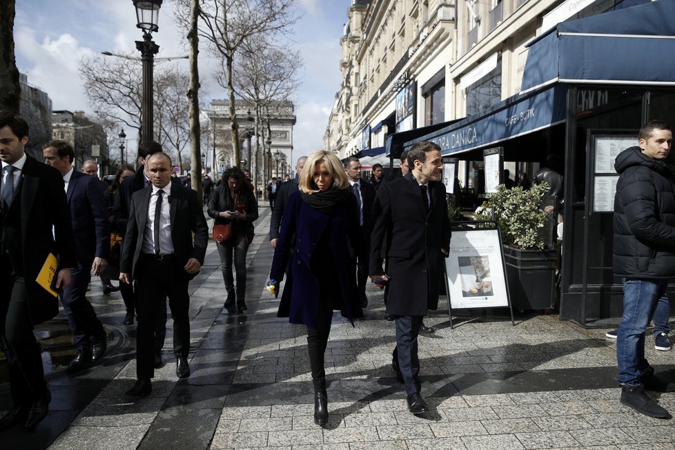 Francouzský prezident Emmanuel Macron s manželkou Brigitte při procházce po Paříži, zastavili se i v kavárně, (9. 3. 2020).