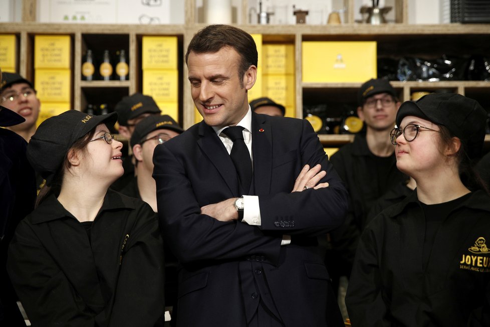 Francouzský prezident Emmanuel Macron s manželkou Brigitte při procházce po Paříži, zastavili se i v kavárně, (9.03.2020).