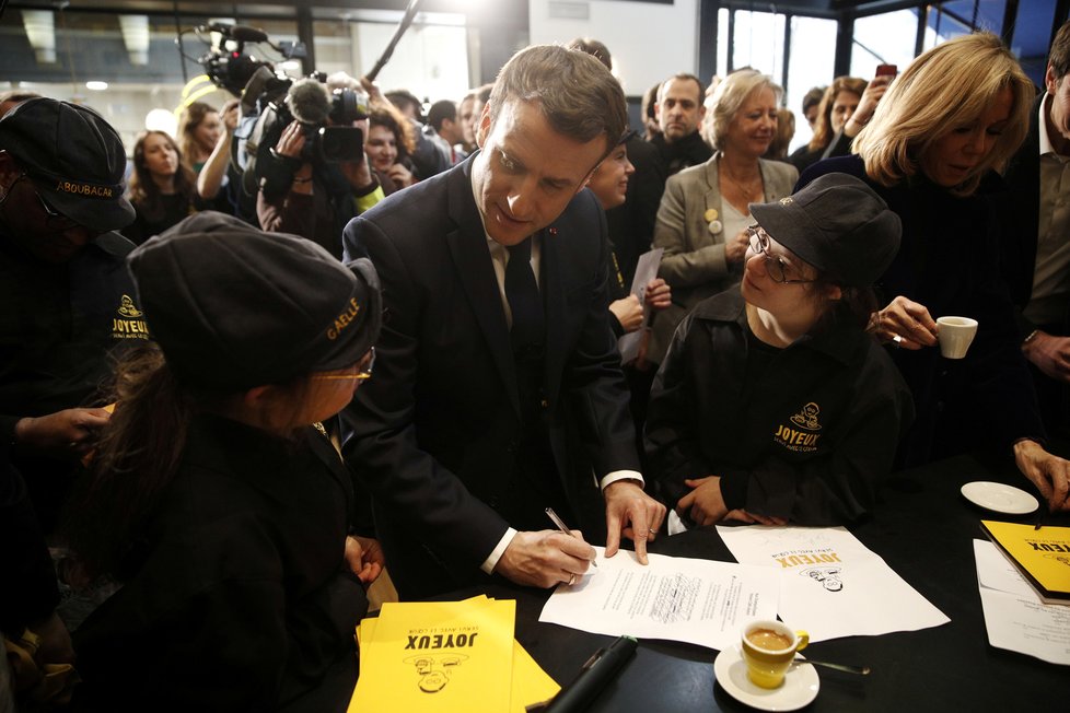 Francouzský prezident Emmanuel Macron s manželkou Brigitte při procházce po Paříži, zastavili se i v kavárně, (9.03.2020).