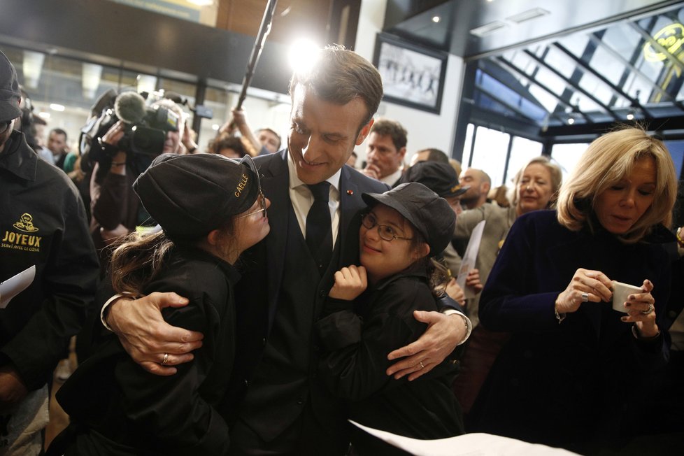 Francouzský prezident Emmanuel Macron s manželkou Brigitte při procházce po Paříži, zastavili se i v kavárně, (9.03.2020).