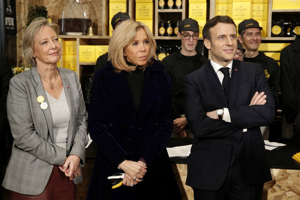 Francouzský prezident Emmanuel Macron s manželkou Brigitte při procházce po Paříži, zastavili se i v kavárně (9. 03. 2020).