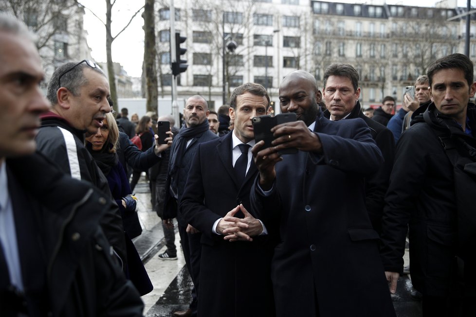 Francouzský prezident Emmanuel Macron s manželkou Brigitte při procházce po Paříži, zastavili se i v kavárně, (09.03.2020).