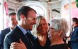 Emmanuel Macron se svojí babičkou, jeho manželka je v pozadí.