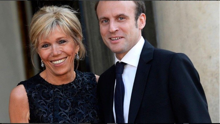 Brigitte se narodila v roce 1953, Emmanuel Macron v roce 1977.