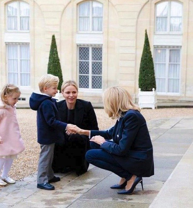 Monacká kněžna Charlene i s tříletými dvojčaty navštívila Elysejský palác. Hostila je Brigitte Macronová.