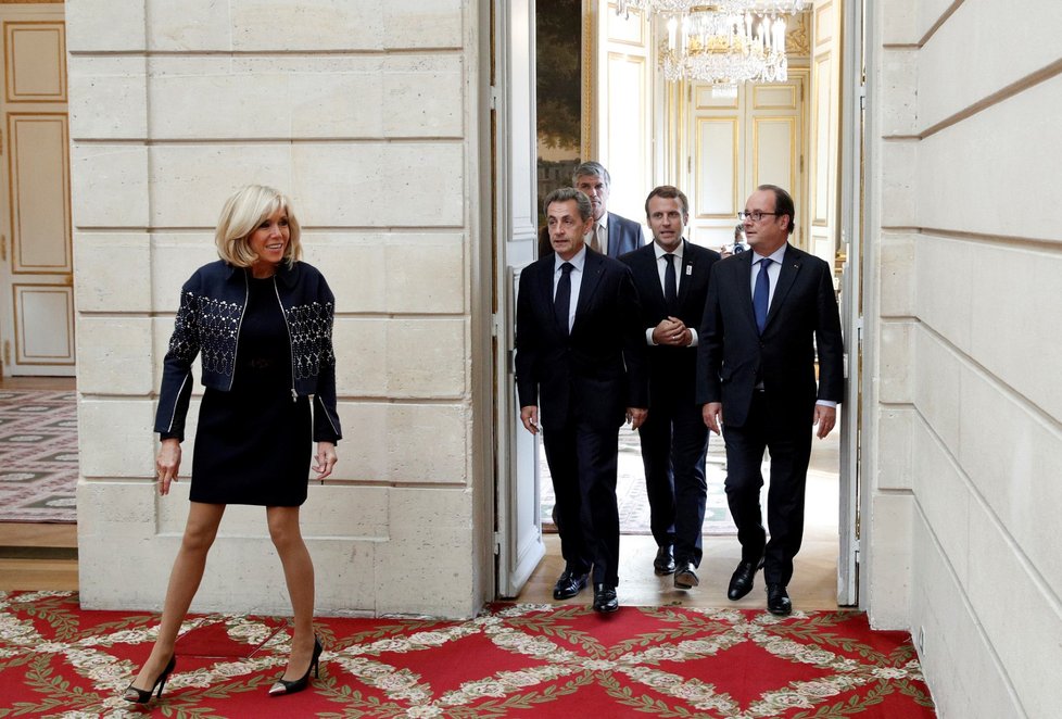 Krátkými šaty je první dáma Francie Brigitte Macronová pověstná. Její věk, 64 let, by jí hádal málokdo.