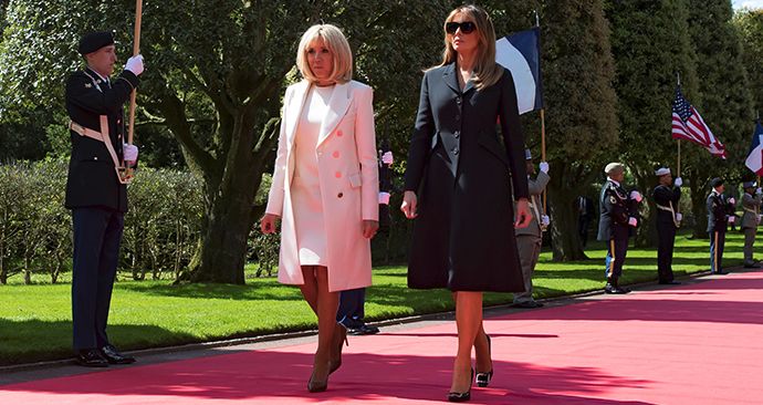 První dáma Francie Brigitte Macronová a první dáma USA Melania Trumpová během oslav 75. výročí Dne D.