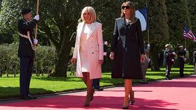 První dáma Francie Brigitte Macronová a první dáma USA Melania Trumpová během oslav 75. výročí Dne D.