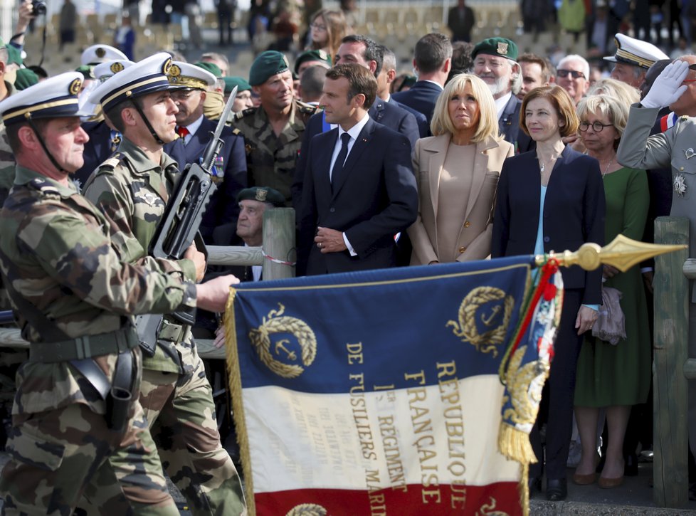 Prezident Macron s manželkou Brigitte během oslav 75. výročí Dne D.