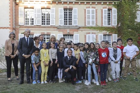 Francouzský prezident Emmanuel Macron s manželkou Brigitte, moderátorem Bernem a dětmi.