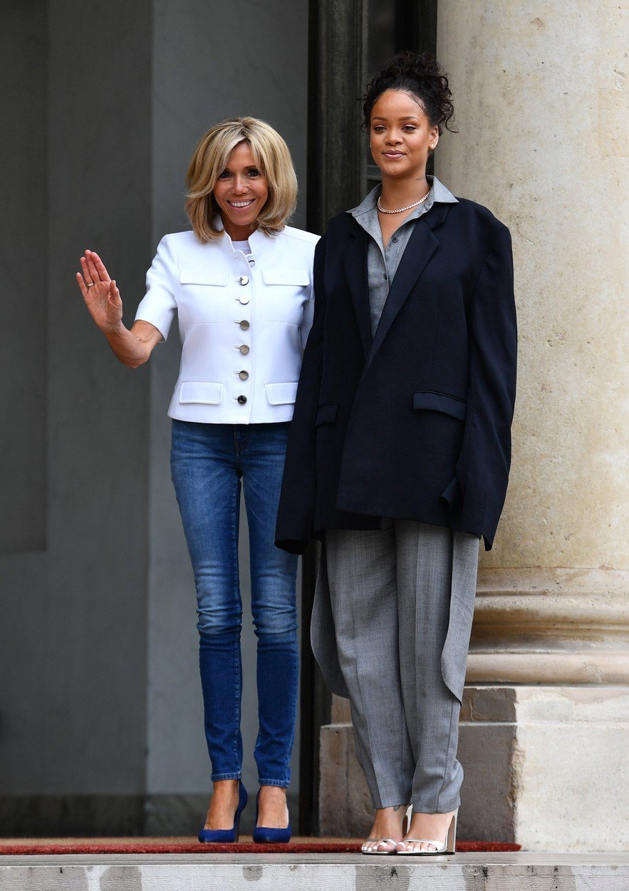 Brigitte Macron s Rihannou před Elysejským palácem