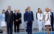 Zahájení přehlídky při příležitosti Dne Bastily v Paříži. Zleva: Premiér Singapuru Lee Hsien Loong, prezident Francie Emmanuel Macron a jeho žena Brigitte Macronová.