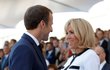 Prezident Francie Emmanuel Macron a jeho žena Brigitte Macronová na oslavách Dne Bastily v Paříži.