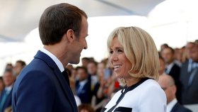 Prezident Francie Emmanuel Macron a jeho žena Brigitte Macronová na oslavách Dne Bastily v Paříži.